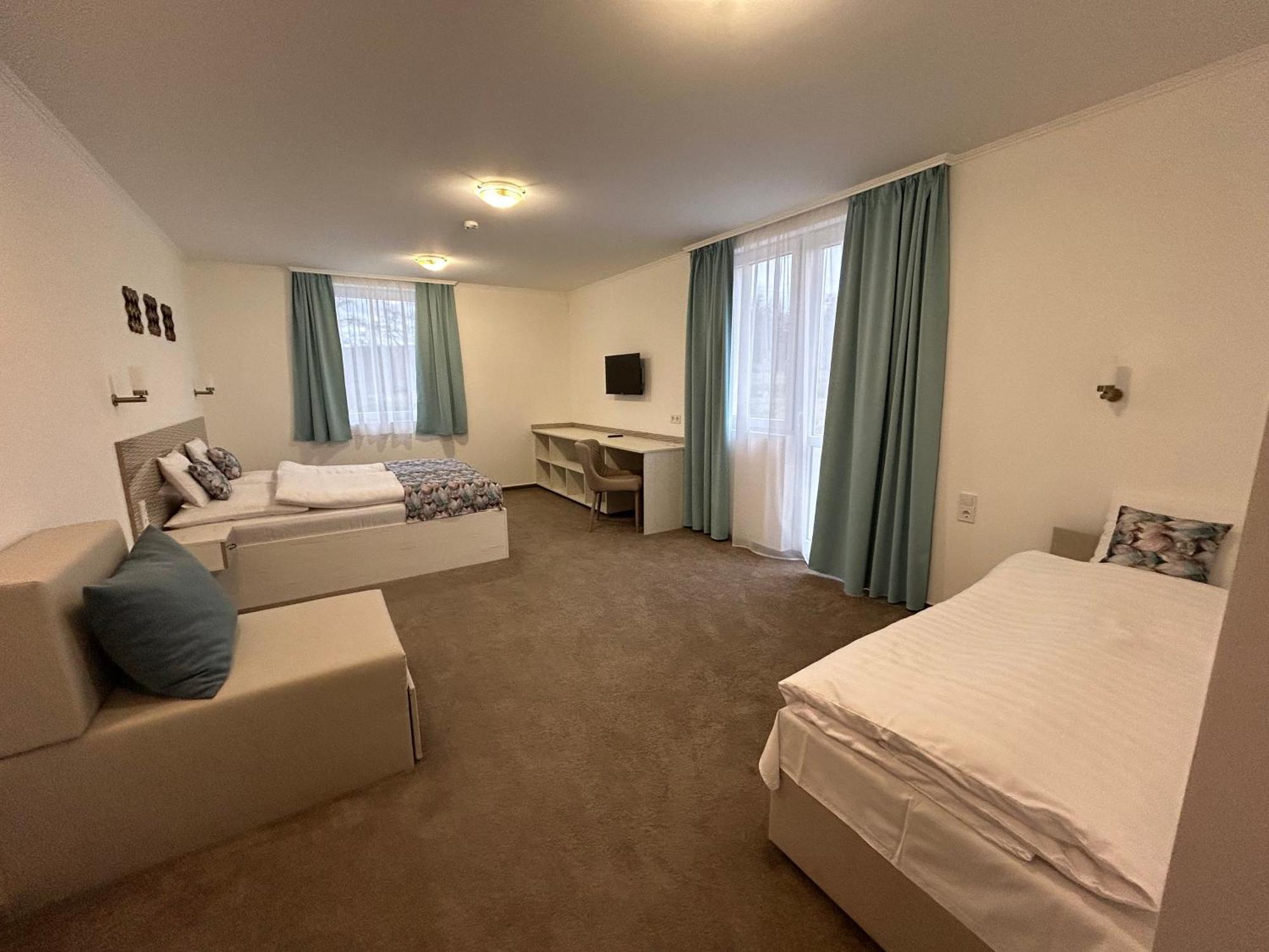 Danelis Hotel Edelény Dış mekan fotoğraf