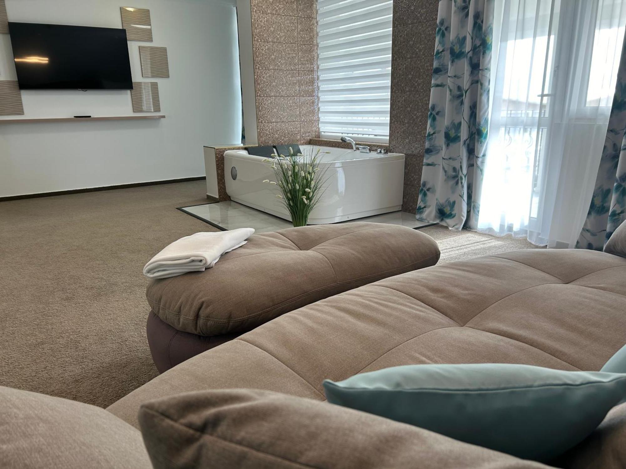 Danelis Hotel Edelény Dış mekan fotoğraf
