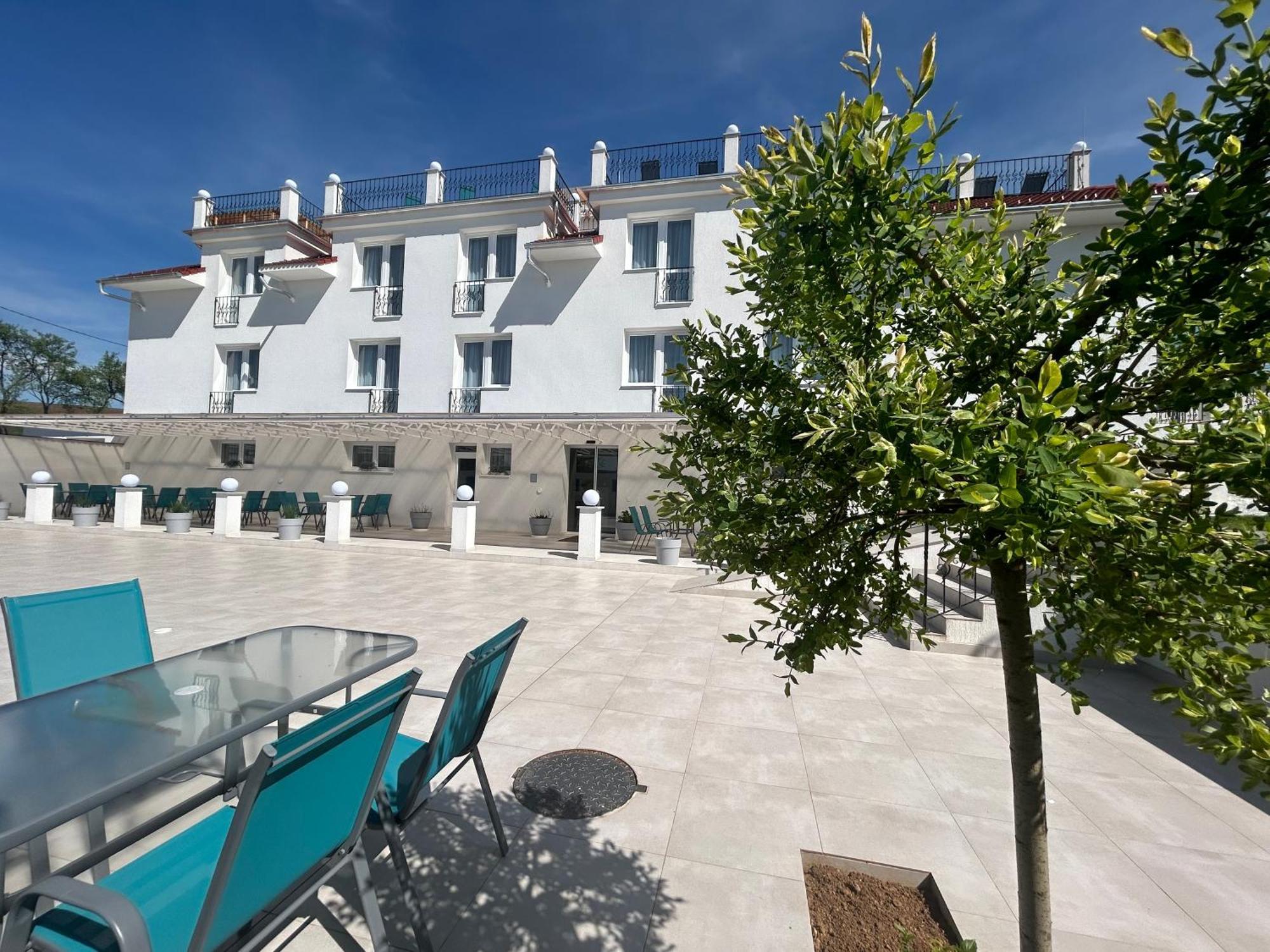 Danelis Hotel Edelény Dış mekan fotoğraf
